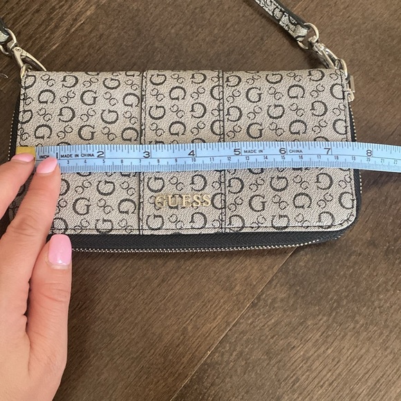 Guess wristlet - Picture 7 of 8